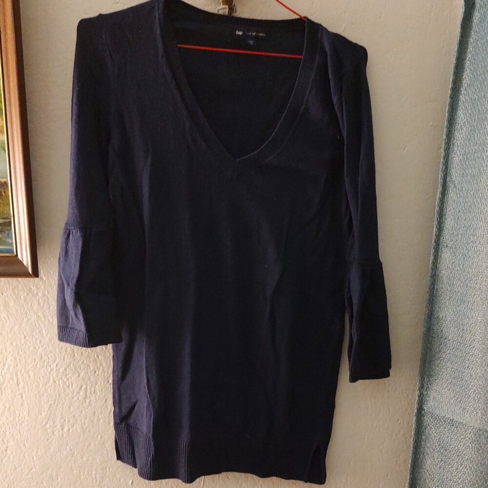 GAP vneck sweater with 3/4 length flared sleeves